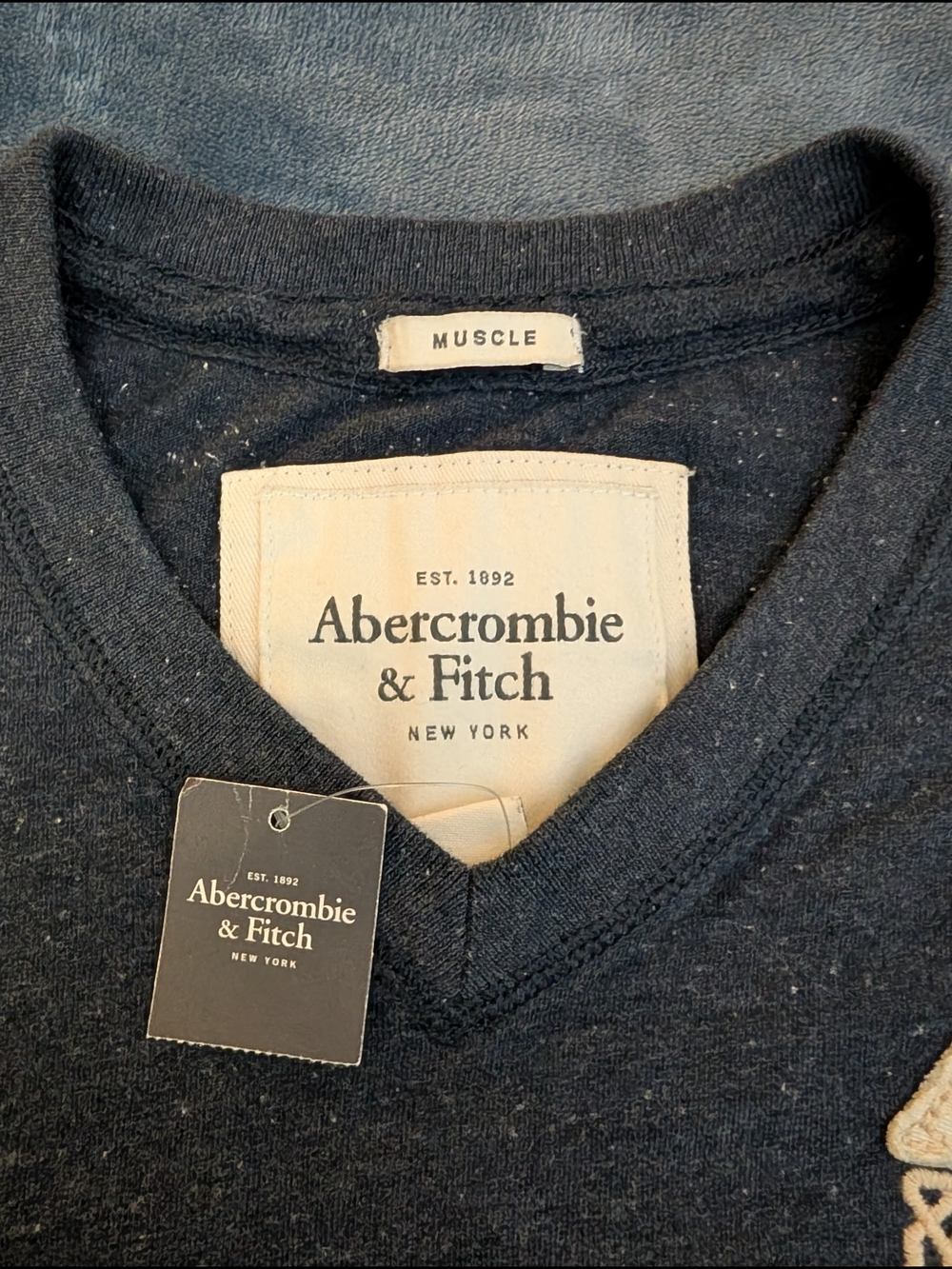 Vintage Abercrombie & Fitch Men's Navy Heather Logo V Neck T-Shirt Muscle Fit - Picture 8 of 9